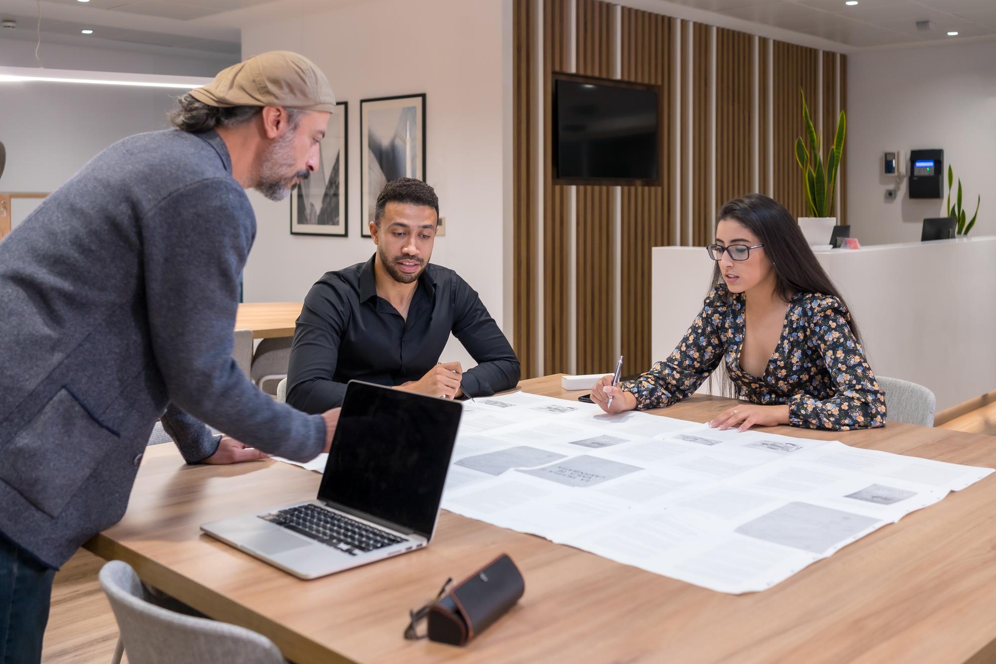 Birou modern unde agenți pregătesc dosare și fotografii pentru listare